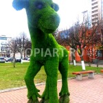 Благоустройство и оформление улиц зеленая фигура из искусственного газона "Лосенок Кирюша" г. Кировск