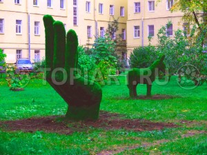 Топиари из искусственного газона в оформлении двора www.topiart.ru