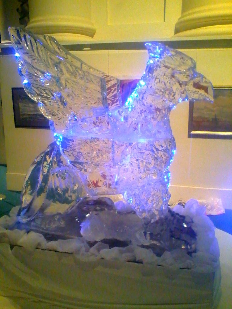 Скульптура из льда - подарок на день рождения